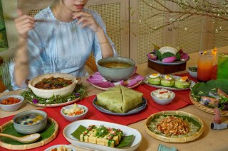 An exquisitely curated selection of traditional Vietnamese Tết delicacies, thoughtfully crafted to embody prosperity, harmony, and togetherness. Each dish is a graceful tribute to the rich flavors and cultural heritage of Tết, setting an elegant and meaningful tone for the year ahead.
---
Trải nghiệm thực đơn chọn sẵn tinh tuyển với những món ăn mang đậm phong vị Tết cổ truyền, được chăm chút để gửi gắm thông điệp về thịnh vượng, hạnh phúc và sum vầy. Mỗi món ăn là một lời tôn vinh hương vị phong phú cùng giá trị di sản văn hóa Tết, mở ra một khởi đầu năm mới đầy tinh tế và ý nghĩa.
---
Discover Tết brochure at: phuquoc.newworldhotels.com/en/rise-with-the-horse/
#RisewiththeHorse #NewYearNewWorld #NewWorldHotels