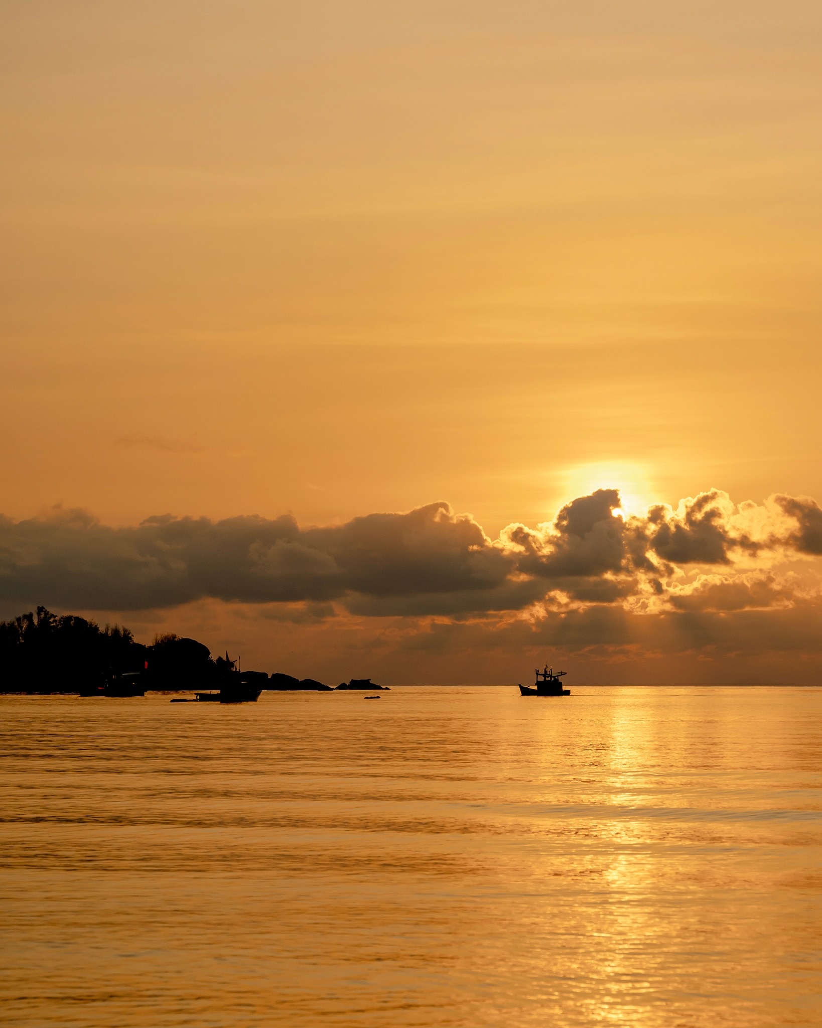 In the serenity of Khem Beach, New World Phu Quoc Resort awakens to moments of beauty and an exciting journey awaits discovery.
----
Trong sự tĩnh lặng của Bãi Khem, New World Phu Quoc Resort thức giấc cùng những khoảnh khắc đẹp đẽ và hành trình thú vị đang chờ được khám phá.
----
Discover more: phuquoc.newworldhotels.com
#NewWorldPhuQuocResort #NewWorldHotels
