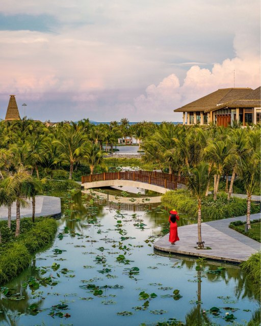 Welcome the Liberation Day of the South on April 30 – a heroic milestone in the nation’s history. In celebration of this proud and radiant chapter, New World Phu Quoc Resort is honored to present a special buffet night, featuring a curated selection of beloved Vietnamese delicacies alongside with international cuisines, thoughtfully crafted to evoke a spirit of unity and togetherness.
----
Chào mừng ngày Giải phóng miền Nam 30/4 – một trang sử hào hùng của dân tộc! Để tôn vinh dấu son chói lọi này, New World Phú Quốc Resort trân trọng giới thiệu đêm tiệc buffet đặc sắc, quy tụ tinh hoa ẩm thực Việt Nam cùng các món ăn quốc tế được yêu thích, được chế biến tỉ mỉ nhằm khơi gợi lên tinh thần đoàn tụ và gắn kết của dân tộc.
----
Discover more: http://bit.ly/4mR7eph
#NewWorldPhuQuocResort #NewWorldHotels