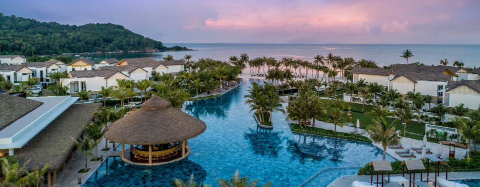 Bể bơi vô cực dài 120m bên cạnh pool bar tại Khu nghỉ dưỡng New World Phú Quốc Resort.