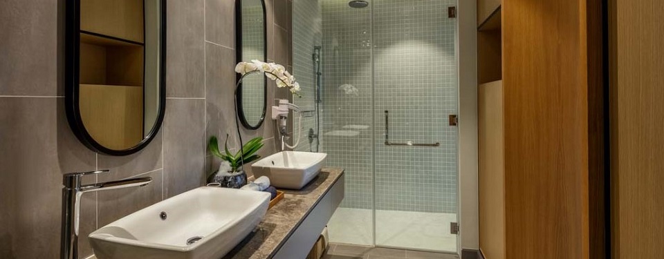 Phòng tắm sang trọng với 2 bồn rửa mặt và đầy đủ ánh sáng tại New World Phú Quốc Resort