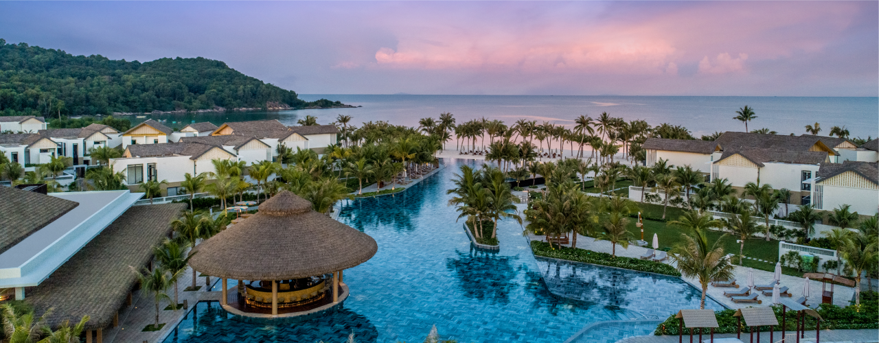 Bể bơi vô cực dài 120m tại New World Phú Quốc Resort