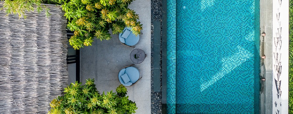 Căn biệt thự Garden Pool Villa với bể bơi riêng tư và bàn ghế ngoài trời.