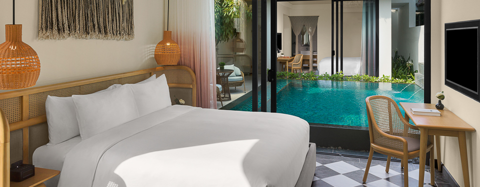 Phòng ngủ với giường King hướng ra hồ bơi riêng tại New World Phú Quốc Resort.