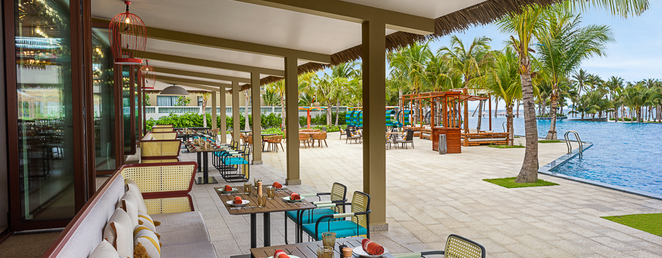Không gian bên ngoài tại nhà hàng Lua Grill & Bar ở New World Phú Quốc Resort.