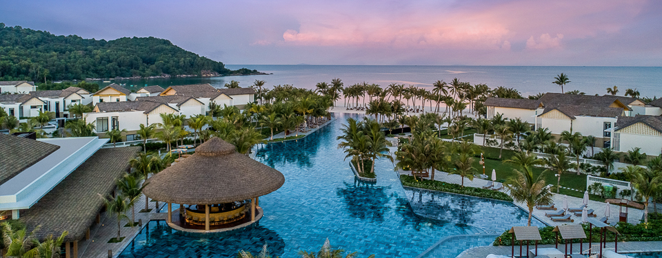Bể bơi vô cực dài 120m tại New World Phú Quốc Resort