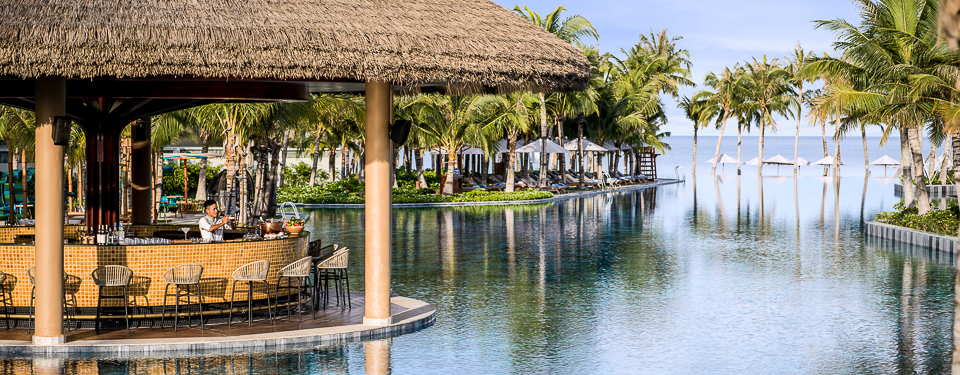 Pool Bar bên cạnh bể bơi vô cực dài 120m ở New World Phu Quoc Resort in Vietnam