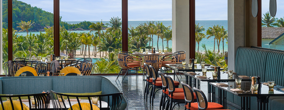 Tầng hai của nhà hàng The Bay Kitchen với không gian hướng ra biển ở New World Phú Quốc Resort.