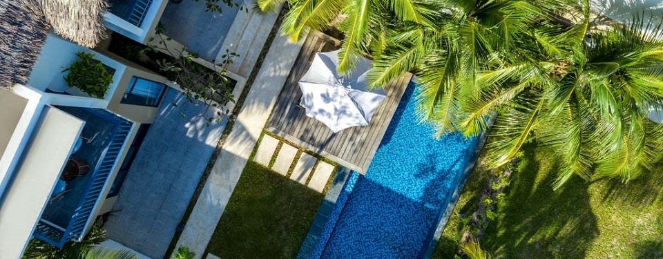 Bể bơi vô cực dài 120m bên cạnh pool bar tại Khu nghỉ dưỡng New World Phú Quốc Resort.
