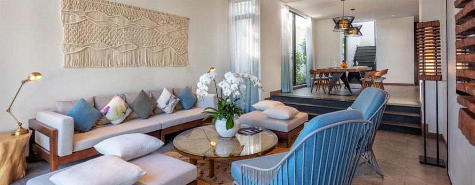 Phòng khách với bộ bàn ghế sofa tại căn biệt thự Premium Pool Villa
