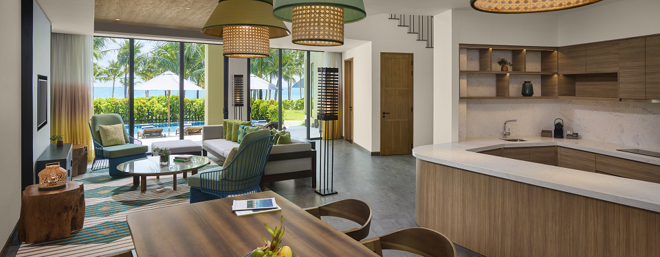 Phòng khách với không gian rộng rãi và sang trọng tại New World Phú Quốc Resort.