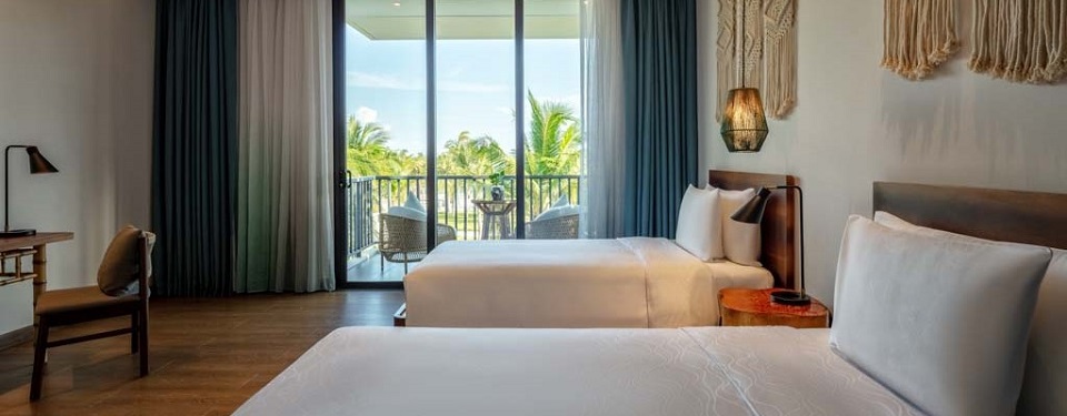 Phòng ngủ với giường đôi và ban công tại căn biệt thự Ocean Pool Villa.