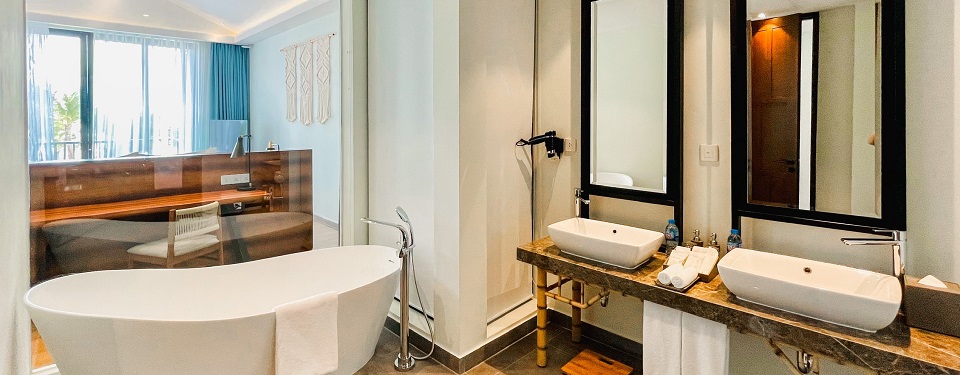 Phòng tắm với 2 bồn rửa mặt và bồn tắm tại căn biệt thự Ocean Pool Villa.