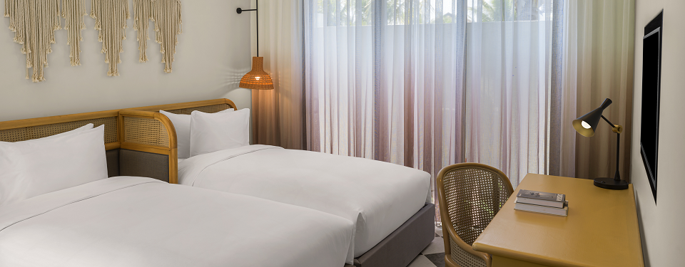 Phòng ngủ với giường đôi và bàn gỗ tại căn biệt thự Deluxe Pool Villa.