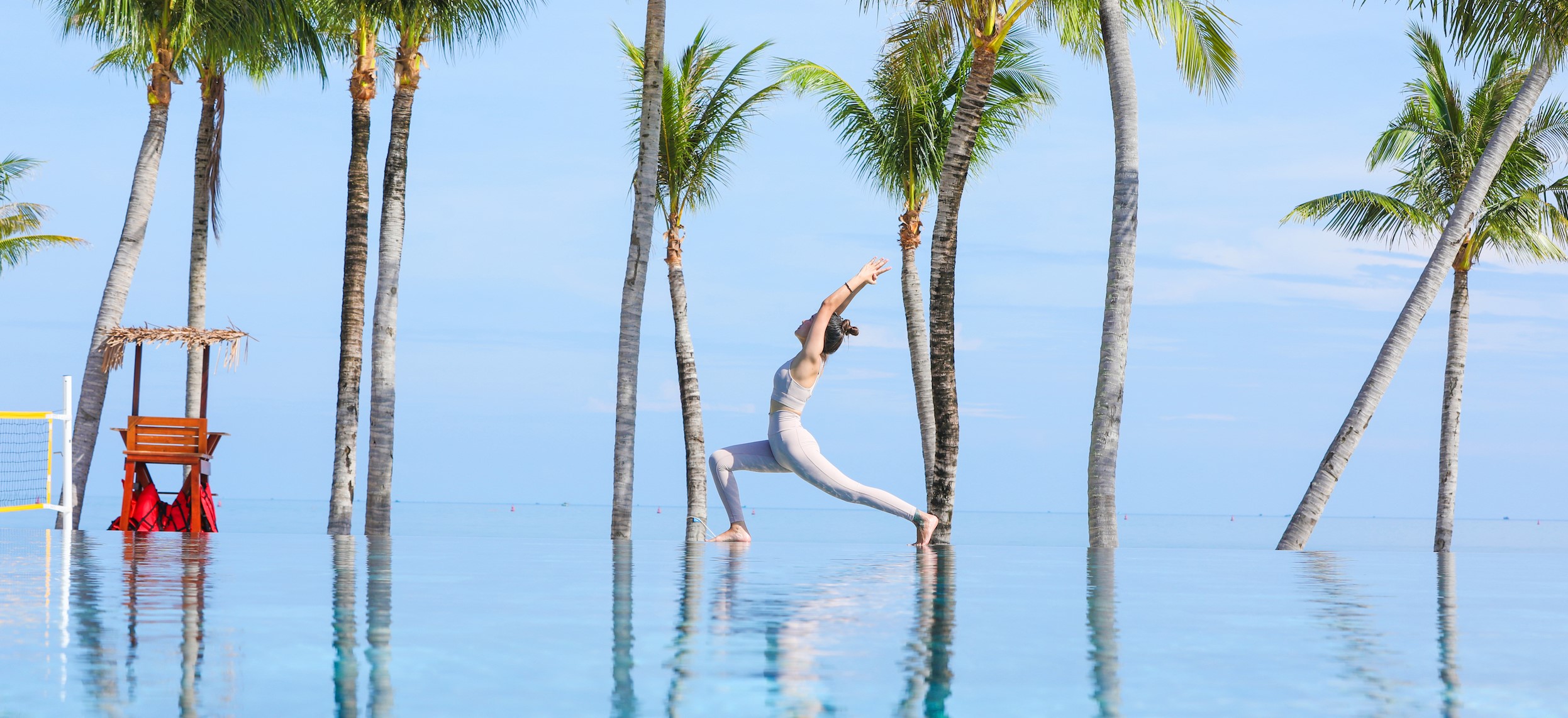 Một cô gái đang tập thể dục tại Bãi Khem của New World Phú Quốc Resort.