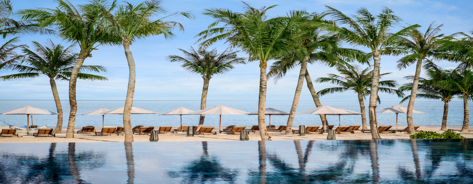 Bãi cát trắng, những chiếc ghế cùng những rặng dừa tại Bãi Khem, New World Phú Quốc Resort.