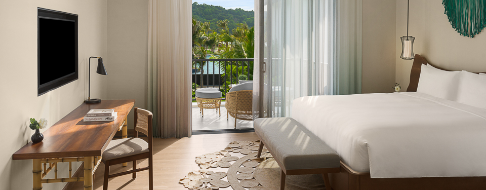 Phòng ngủ tầng hai với không gian hướng ra biển tại New World Phú Quốc Resort.